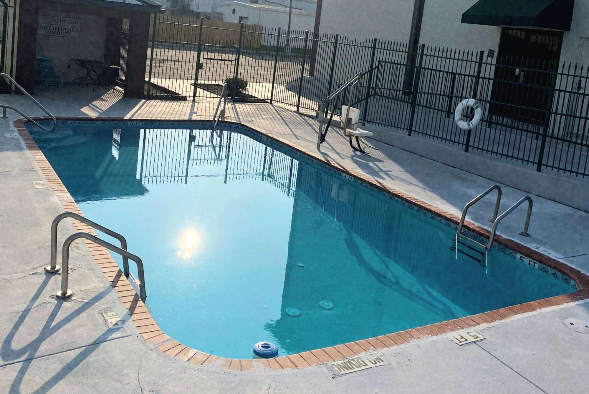 Days Inn By Wyndham Laplace- New Orleans Bagian luar foto