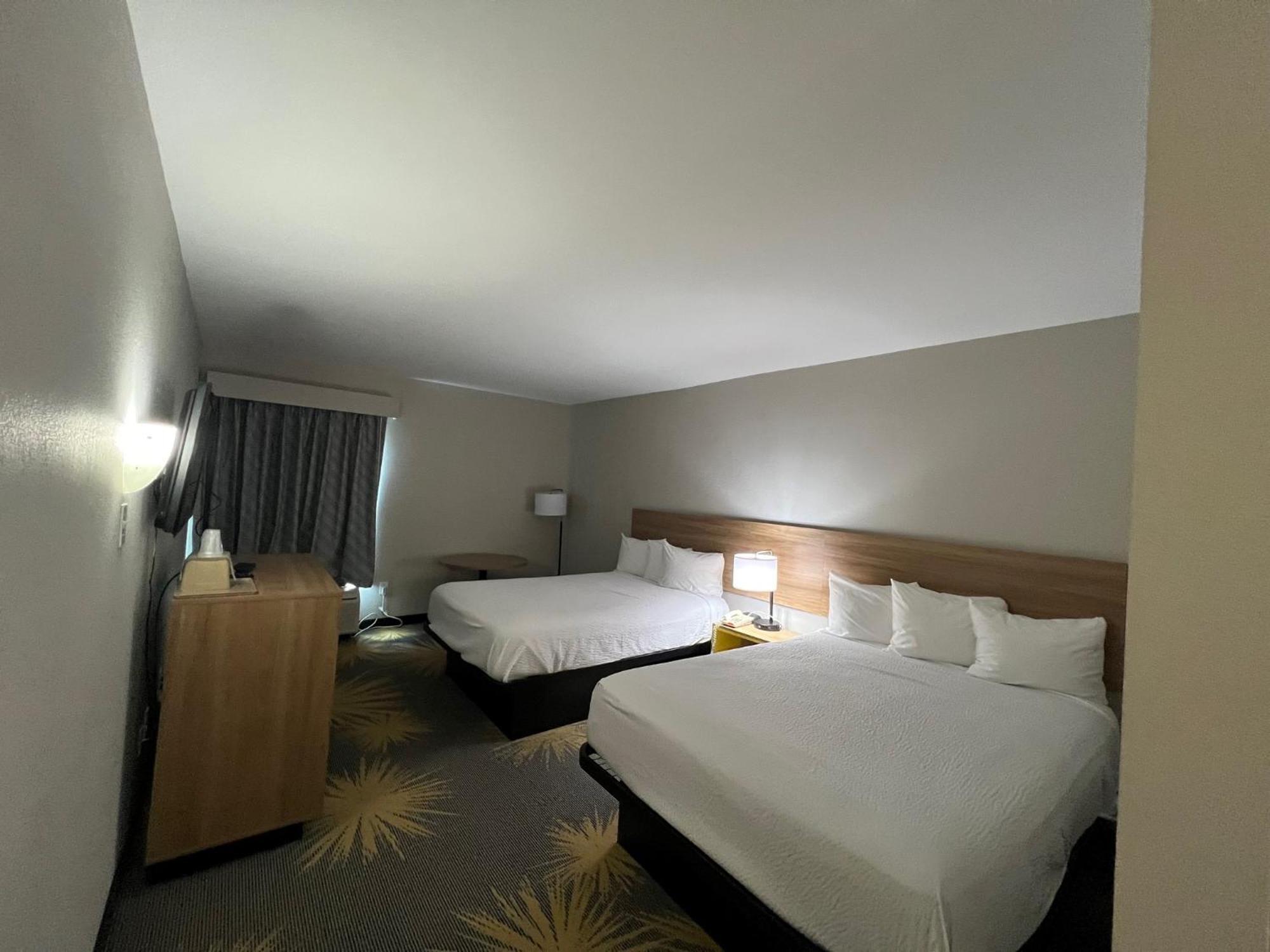Days Inn By Wyndham Laplace- New Orleans Bagian luar foto